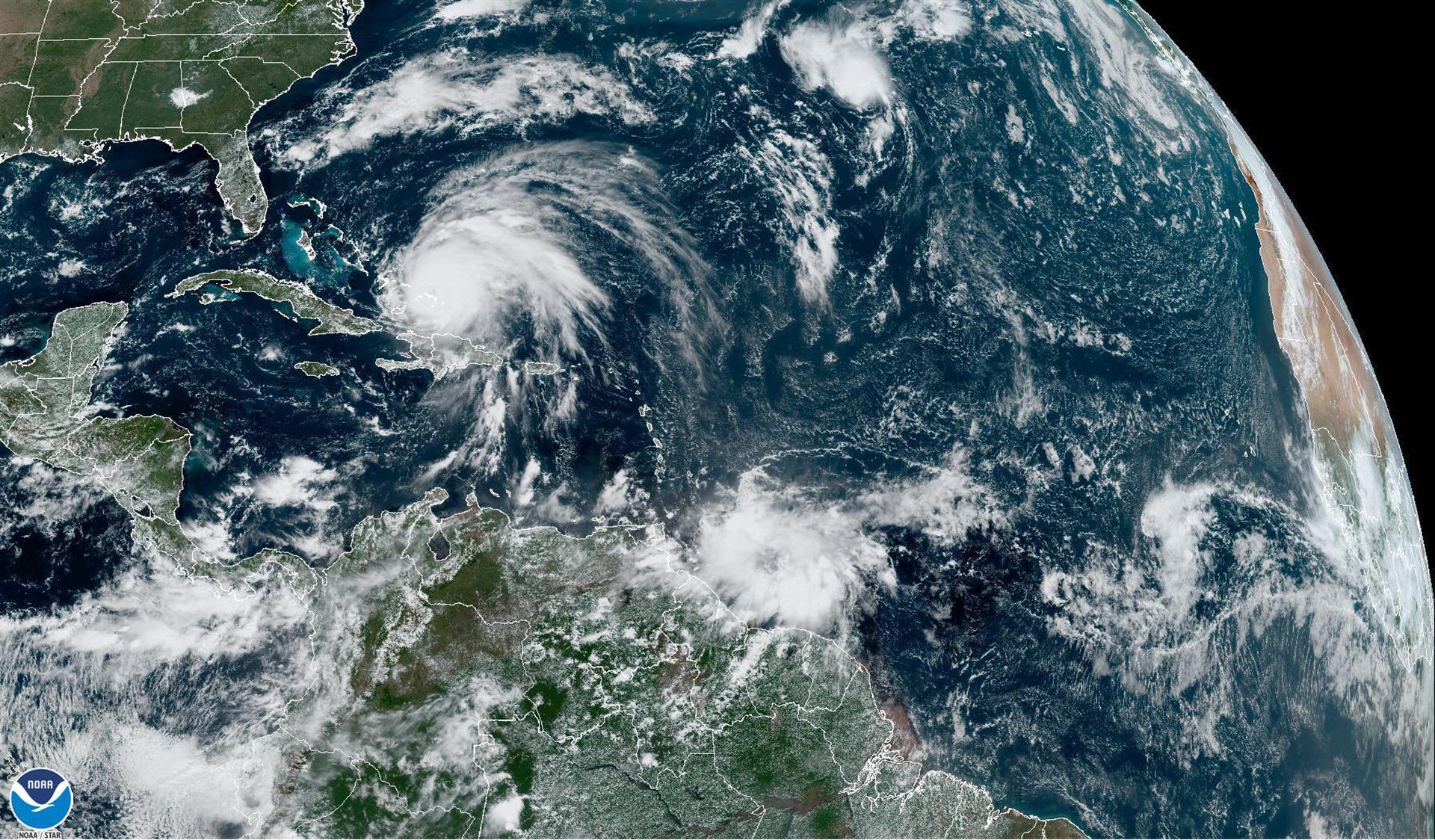 Fiona se dirige al norte mientras una onda tropical pone en alerta al Caribe