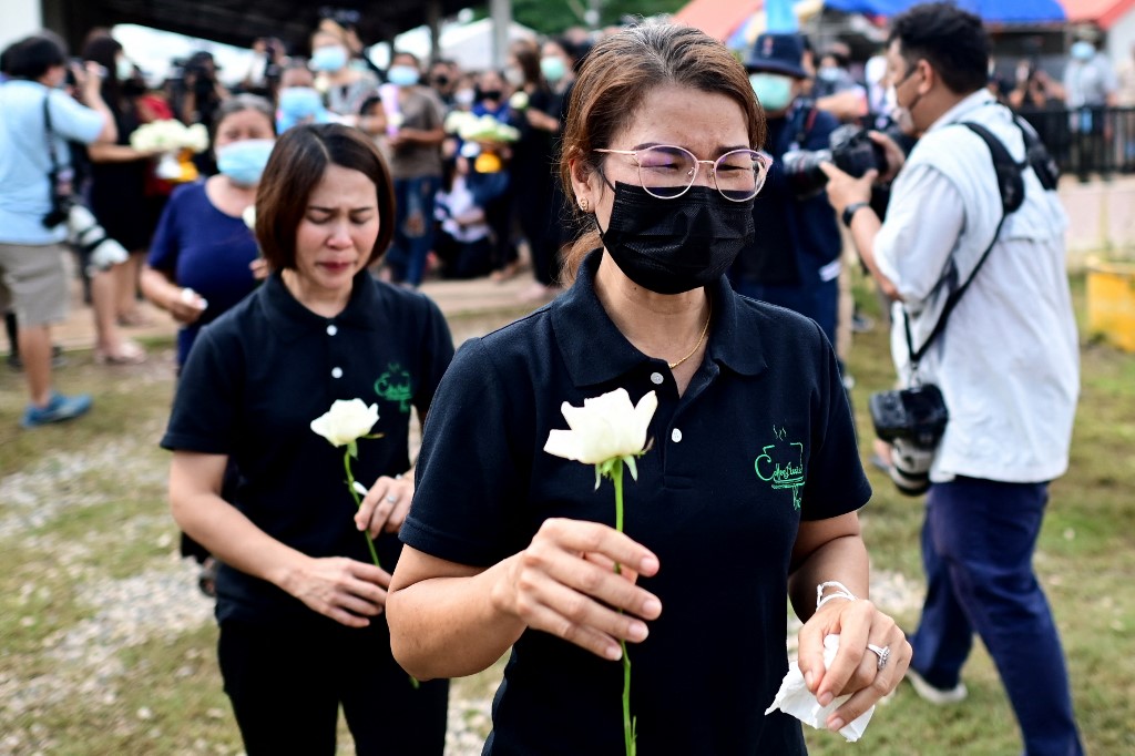 Rosas blancas en el duelo por la matanza en una guardería tailandesa (Fotos)