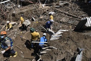 Frenética búsqueda de sobrevivientes entre los escombros del deslave en Las Tejerías (Fotos)