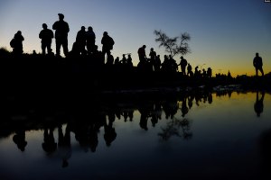 Más de mil 300 venezolanos esperan en río Bravo para cruzar a EEUU y solo dos aceptan irse a refugios