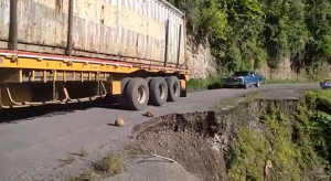 La carretera de La Cucaracha en Sucre se cae a pedazos (VIDEOS)