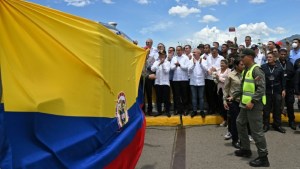 Venezuela, Colombia reopen border to vehicles carrying goods