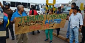 En Amazonas los pensionados no aguantaron la desidia del régimen y exigieron sus pagos retrasados (FOTOS)