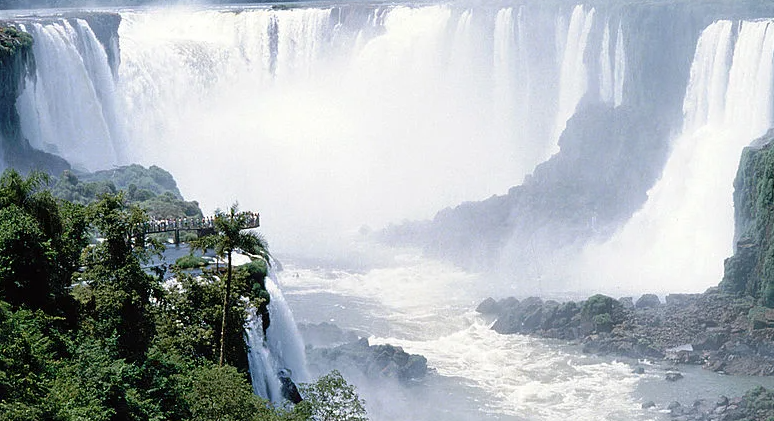 Cataratas del Iguazú registran caudal diez veces mayor al habitual