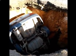 ¿Un viaje al centro de la Tierra? Mega cráter en el corredor vial Guajira continúa “tragándose” los carros (VIDEO)