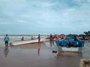 Mar de fondo causa destrozos en varias embarcaciones y la desaparición de un pescador en Falcón