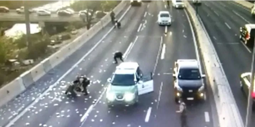 EN VIDEO: Arrojaron cientos de billetes a una autopista durante una persecución policial en Chile