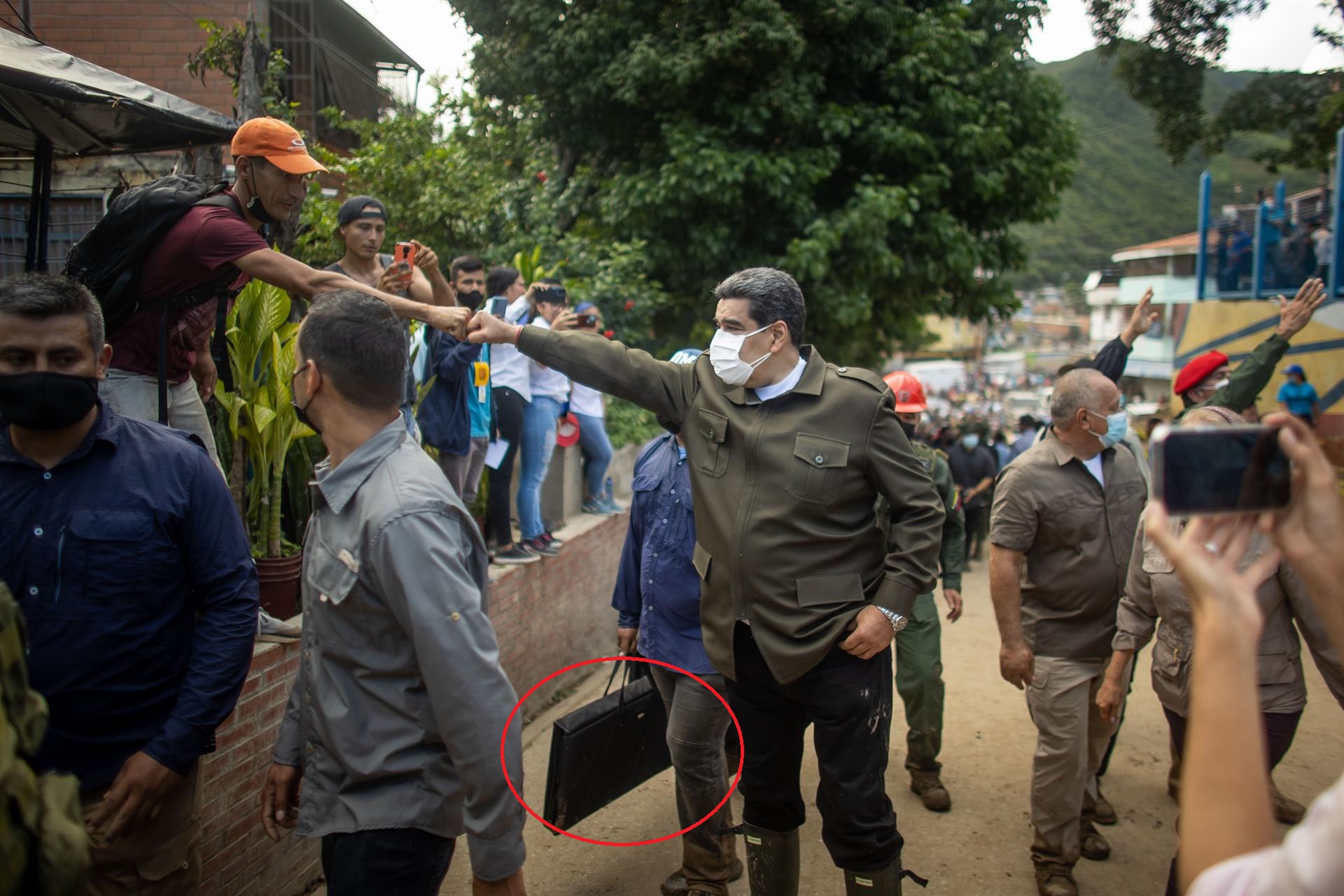 La visita de Maduro a Las Tejerías sorprendió… ¿de qué se cuida tanto? (Imágenes)