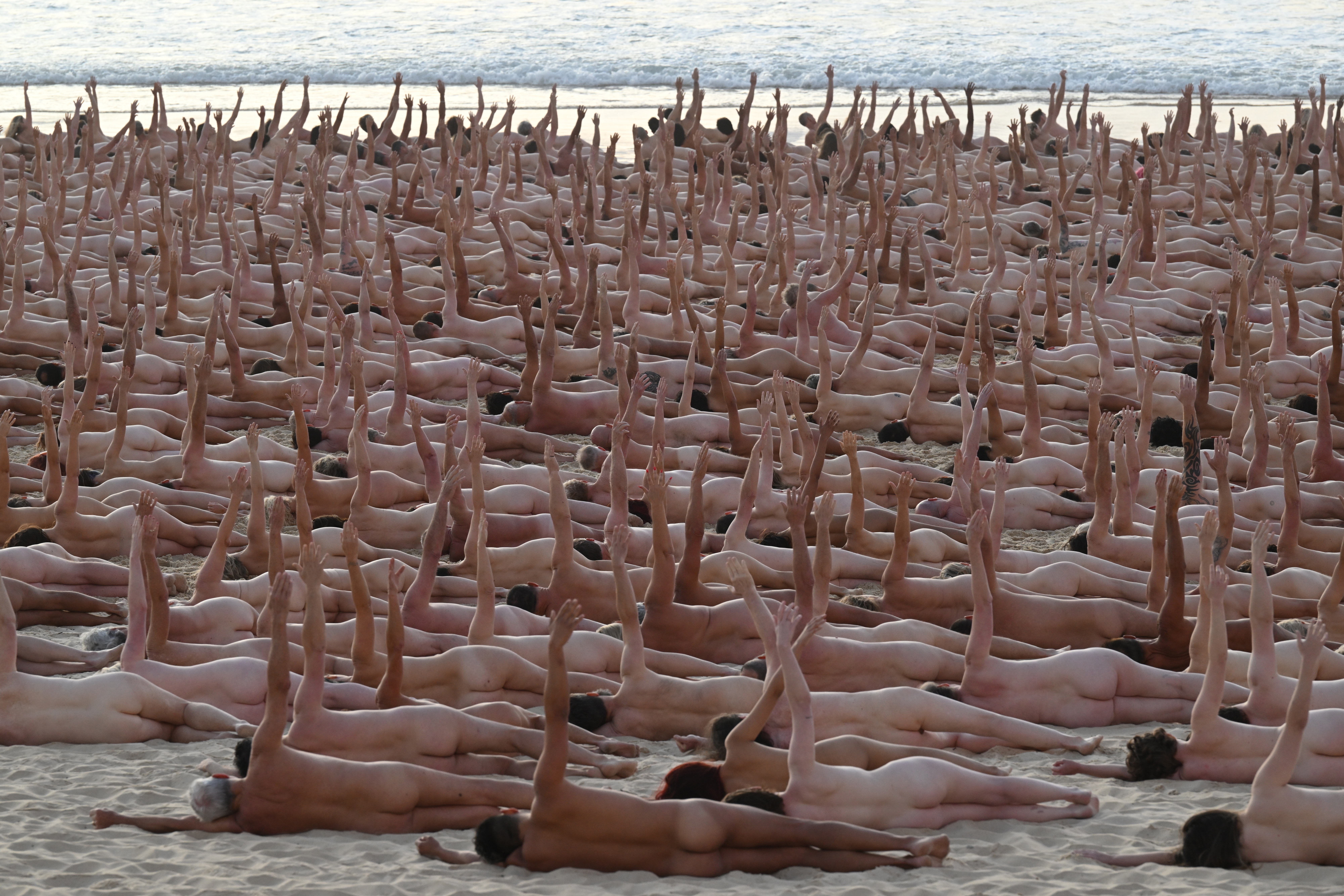 Más de dos mil personas se desnudan en playa australiana contra el cáncer de piel