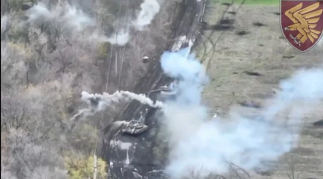 VIDEO muestra el mano a mano entre un soldado ucraniano a pie y un tanque ruso