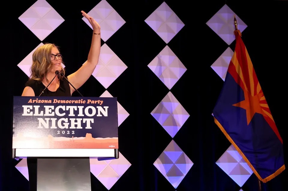 La demócrata Katie Hobbs vence a republicana Kari Lake en carrera por gobernación de Arizona