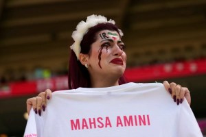 La echaron del estadio por protestar contra el régimen iraní con una camiseta con el nombre de Mahsa Amini (FOTOS)