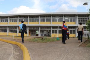 En el Liceo Rosa Castelia Silva en Carúpano “no ven luz” desde hace días y ninguna autoridad resuelve