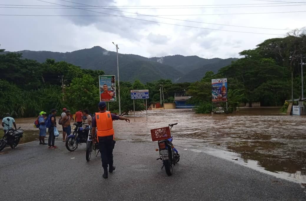 Aragua: Al menos 16 viviendas afectadas en Cata por desbordamiento del río