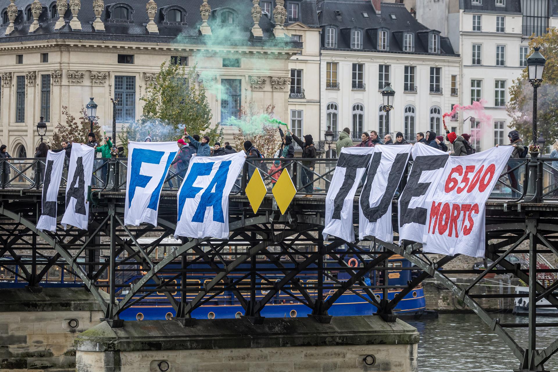 “La Fifa mata”: activistas cuelgan pancarta en famoso puente de París