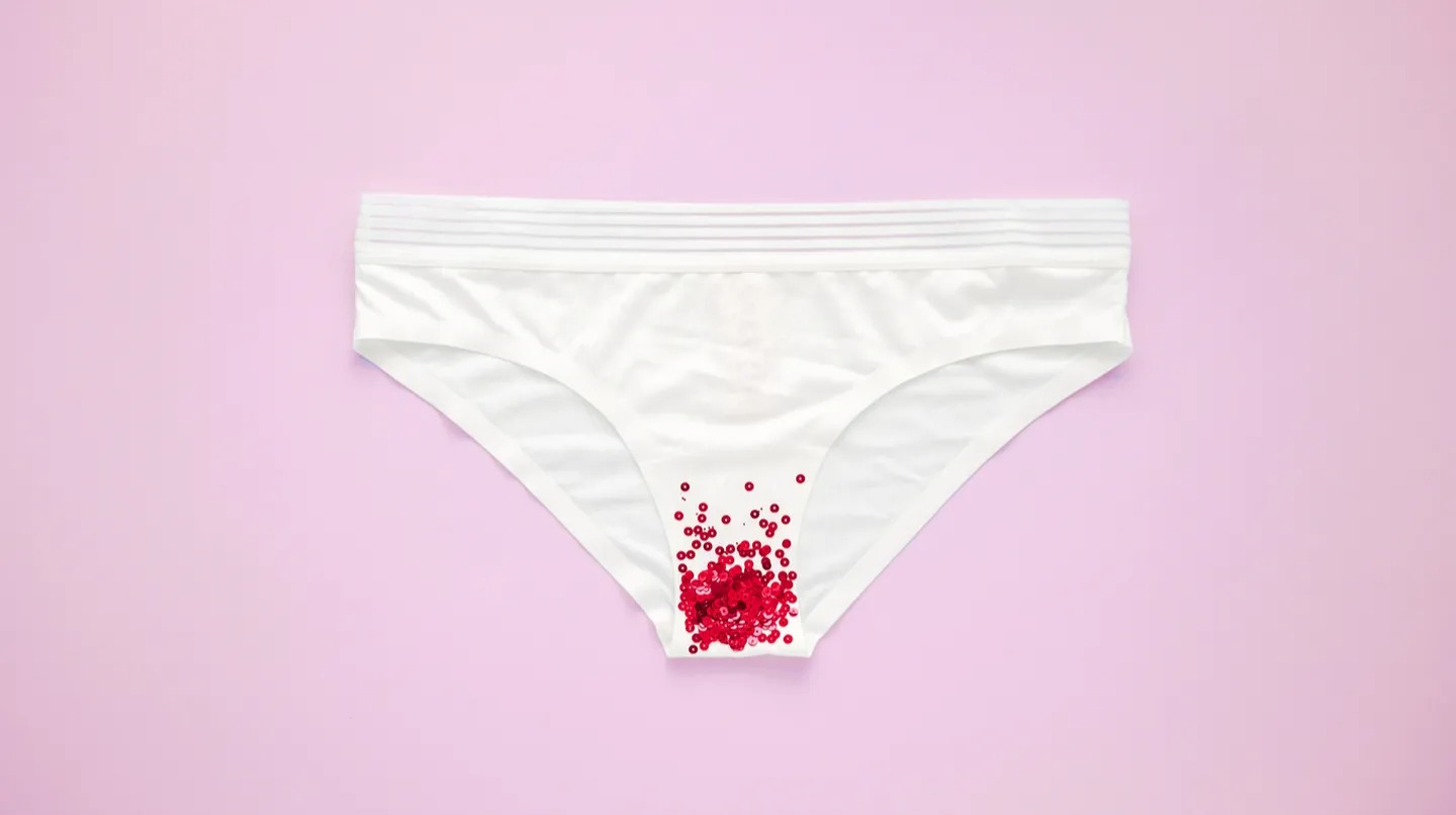 Sangre menstrual como mascarilla facial: el peligroso “truco” de belleza que es furor en TikTok