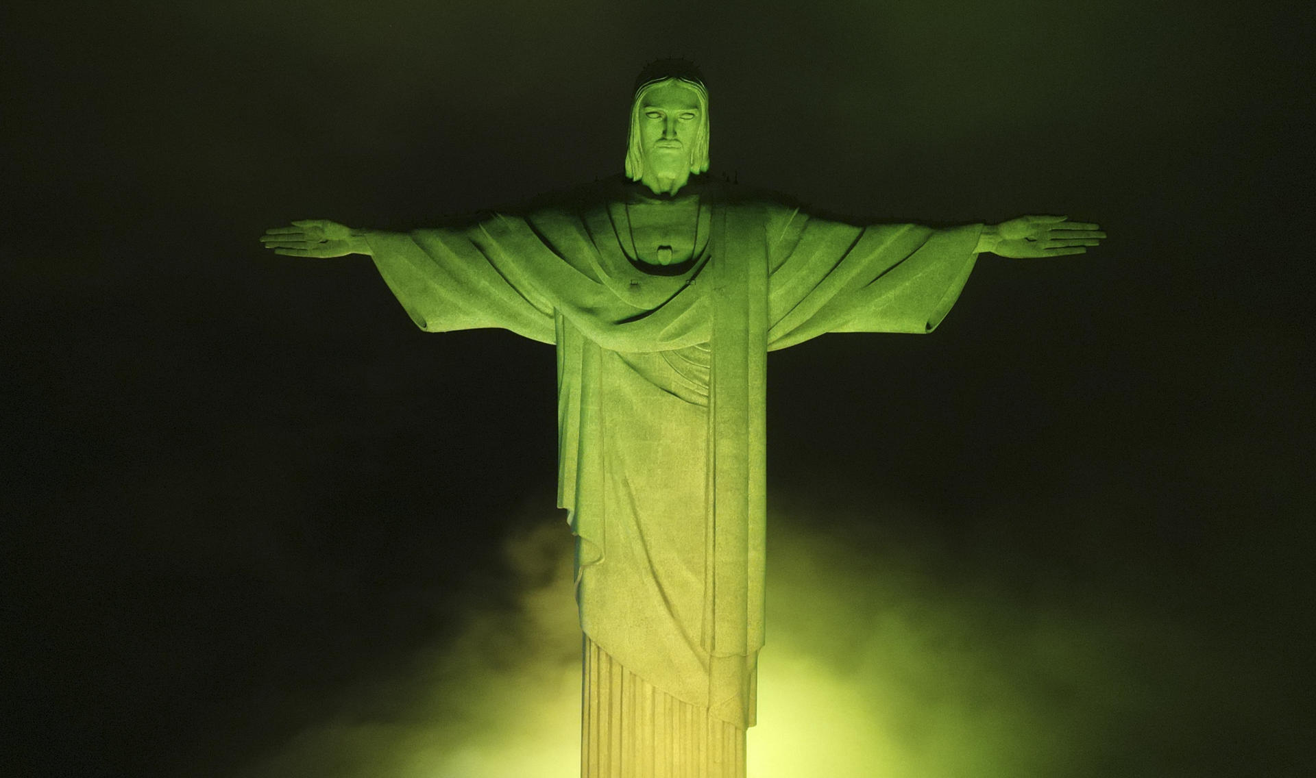 El Cristo Redentor se tiñe de verde y amarillo por Pelé (FOTOS)
