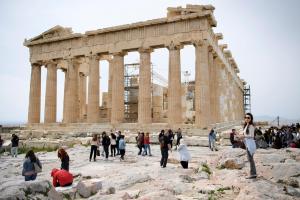 Detienen a un turista por robar fragmentos de mármol del suelo en la Acrópolis de Atenas