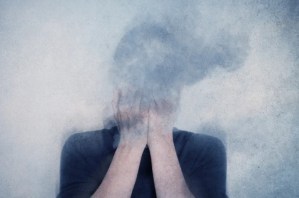 Tres síntomas para reconocer la niebla mental post Covid, según un experto