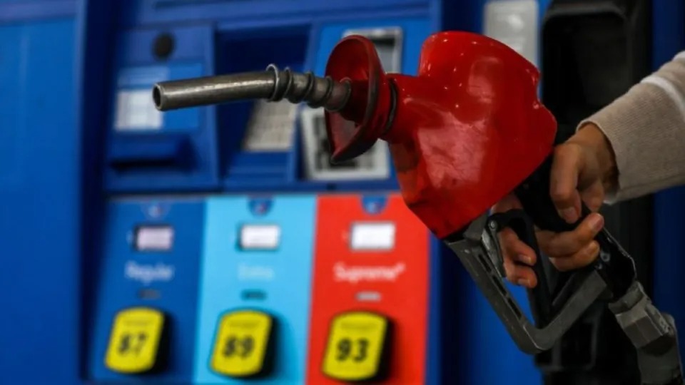 Los precios de la gasolina caen al nivel más bajo en 18 meses en EEUU