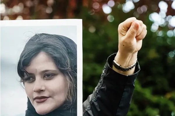 Irán acusa al abogado de la familia de Masha Amini de propaganda contra el sistema
