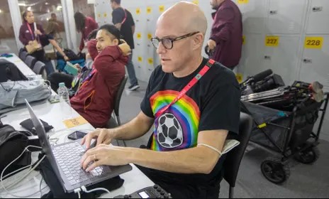 Grant Wahl, el periodista que vistió una camisa con un arcoíris en apoyo a la comunidad Lgbt
