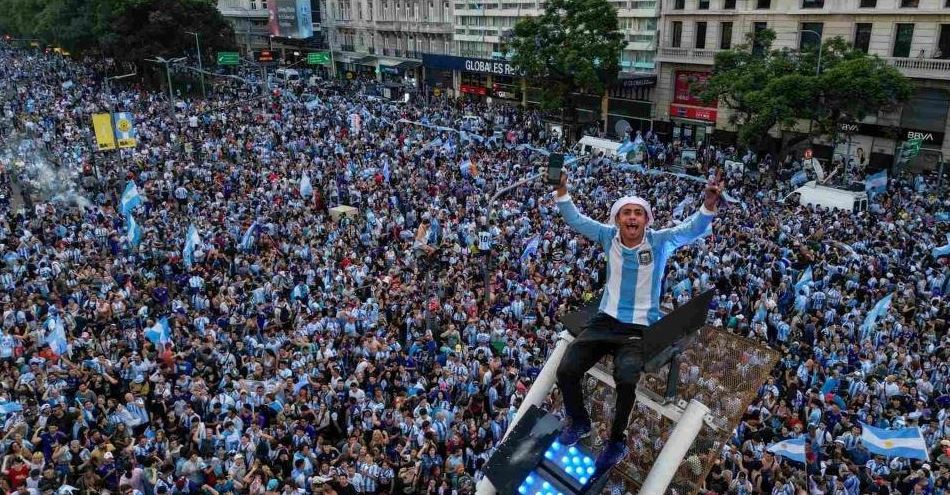 Las estrepitosas caídas en Argentina por la celebración de la Copa: Al menos 31 personas heridas (VIDEOS)