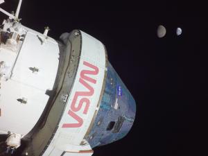 La nave Orión de Artemis I pasa cerca de la Luna en su regreso a Tierra