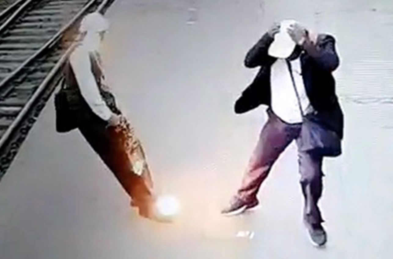 Impactante momento en que un hombre se electrocutó en la plataforma de un tren (Video)