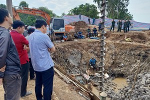 Rescatado cuerpo sin vida de niño vietnamita que cayó por un hueco de 35 metros
