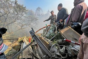 Sin esperanza de sobrevivientes, Nepal llora a las víctimas del accidente aéreo