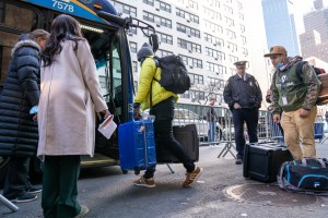 Miles de migrantes deberán abandonar los refugios en Nueva York: quiénes serán los más afectados