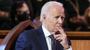 Por qué Joe Biden permite que el FBI registre su casa