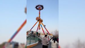 Como una película de terror: Atracción mecánica se quedó atorado en un parque de China (VIDEO)