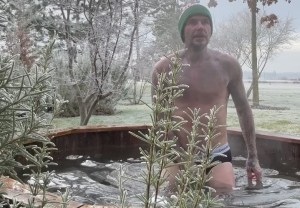 David Beckham se preparó a temperatura bajo cero para ser padrino de bodas de Marc Anthony (Video)