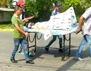 Pacientes del Hospital de Guasdualito son trasladados en camillas ante la falta de ambulancias