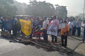 “Nos tienen como los nuevos esclavos de este siglo”: Trabajadores públicos de Anzoátegui protestaron en la UDO