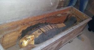 Hallaron una momia recubierta de pan de oro en un pozo en Egipto