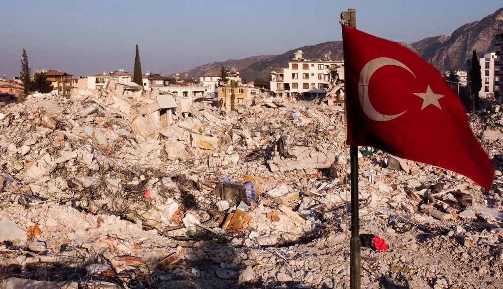 Rescatan a cinco supervivientes nueve días después del terremoto en Turquía