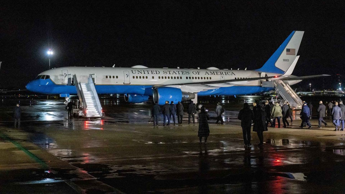 Una persona cae por las escaleras del avión presidencial de Biden al aterrizar en Polonia (VIDEO)