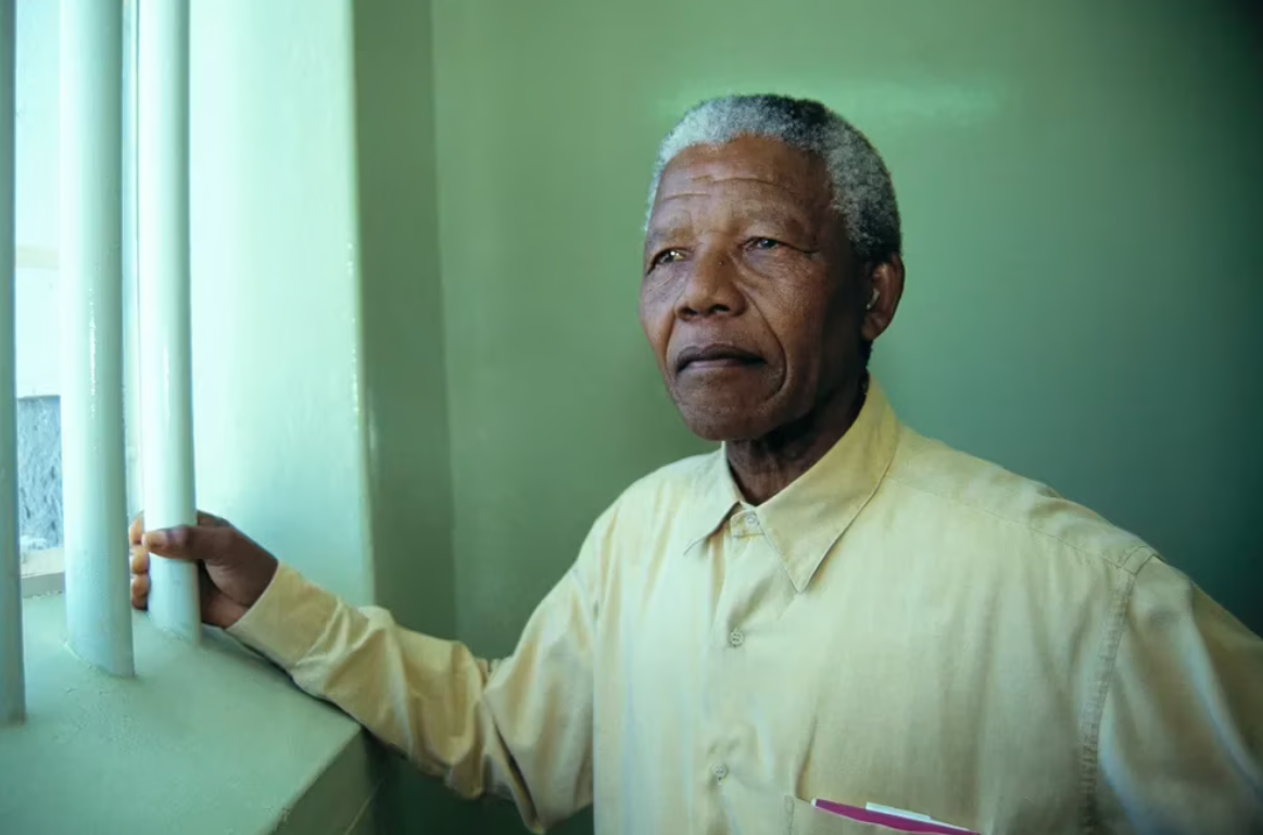 La vida de Nelson Mandela en prisión: cómo sobrevivió durante 10 mil días de privaciones en una celda de 2 x 2
