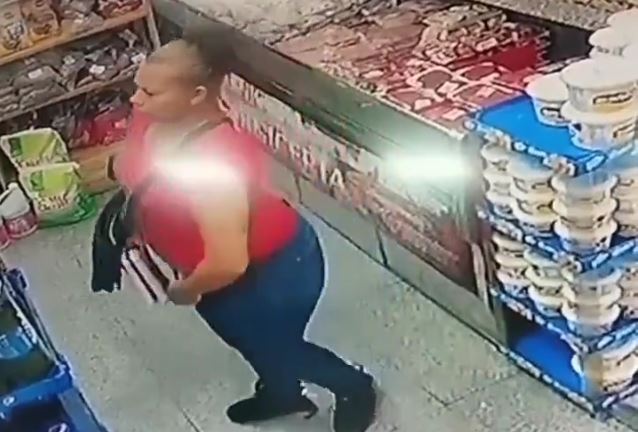 En VIDEO: escondió bandejas de carne dentro de su pantalón antes de irse de un supermercado en Vargas