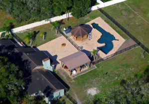 Piscina en forma de revólver: La historia detrás de la inusual casa en Florida