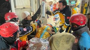 Milagro en Turquía: rescataron a una abuela de 77 años tras 212 horas bajo los escombros (Video)