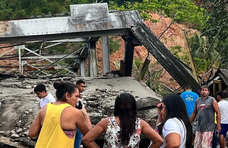 Colapsó el puente de Onia en Mérida: dejó una gandola y varios vehículos bajo los escombros (IMÁGENES)