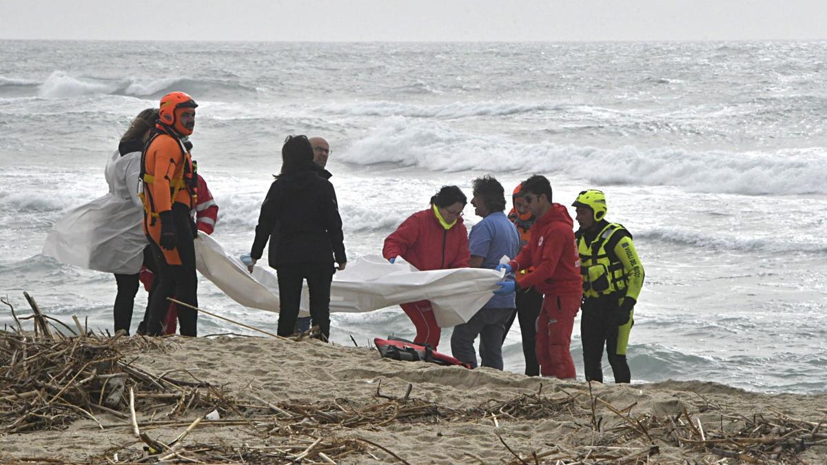 Continúa la búsqueda de migrantes tras el naufragio con 62 muertos en Italia