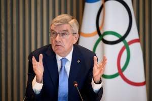 Comité Olímpico Internacional recomendó a federaciones que dejen participar a rusos como neutrales