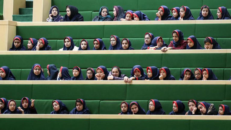 La ONU pide investigar misteriosos envenenamientos en colegios femeninos de Irán
