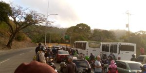 GNB retuvo autobuses de trabajadores que se dirigían a Caracas para manifestar este #27Mar (Imágenes)