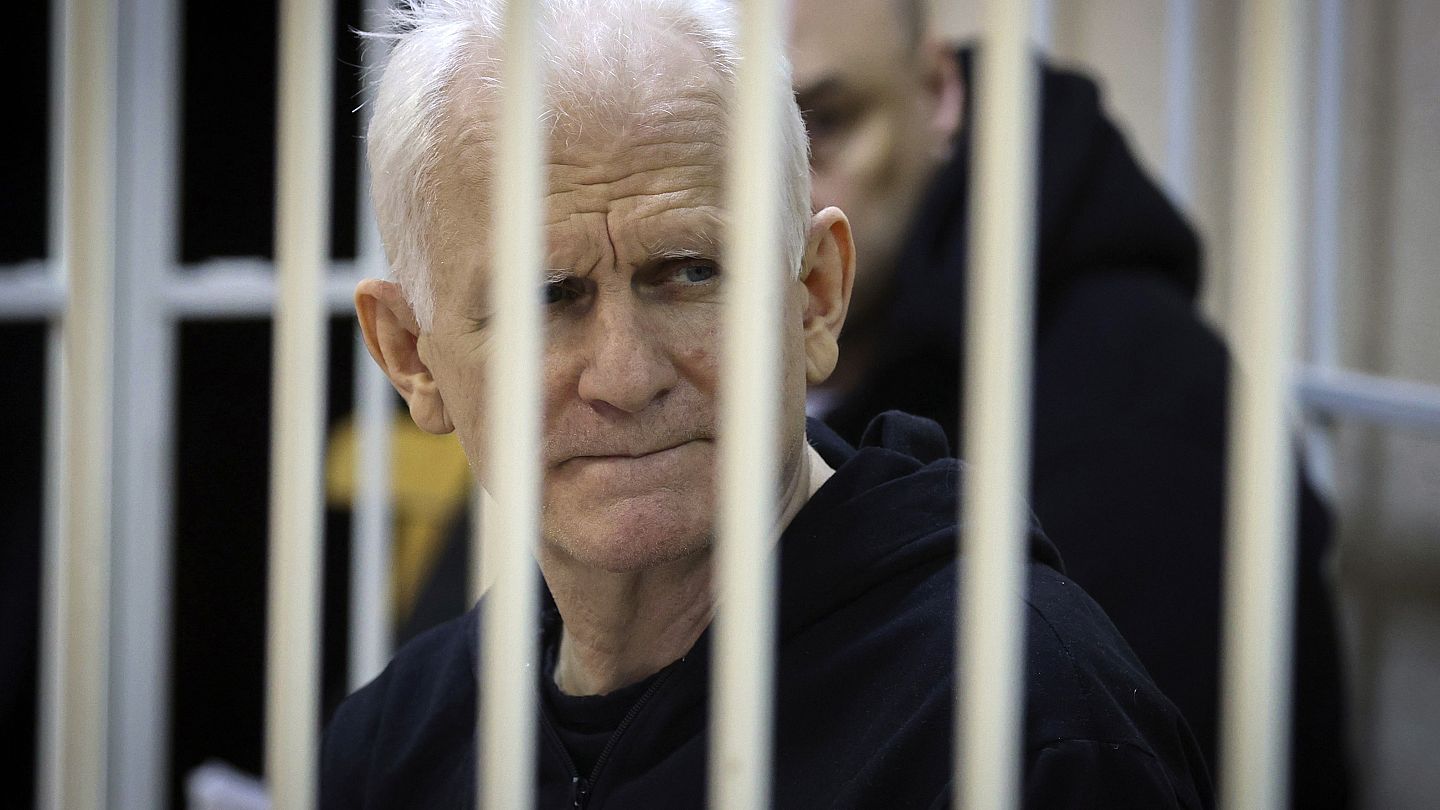 Justicia bielorrusa condena a Premio Nobel Bialiatski a 10 años de prisión